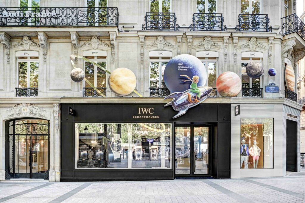 IWC Animation Façade Boutique des Champs Elysées à Paris 26/05/26 - Photo Charly Hel IWC Animation Façade Boutique des Champs Elysées à Paris 26/05/26 - Photo Charly Hel